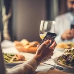 Stress eating: Πώς τα συναισθήματα ορίζουν το φαγητό μας